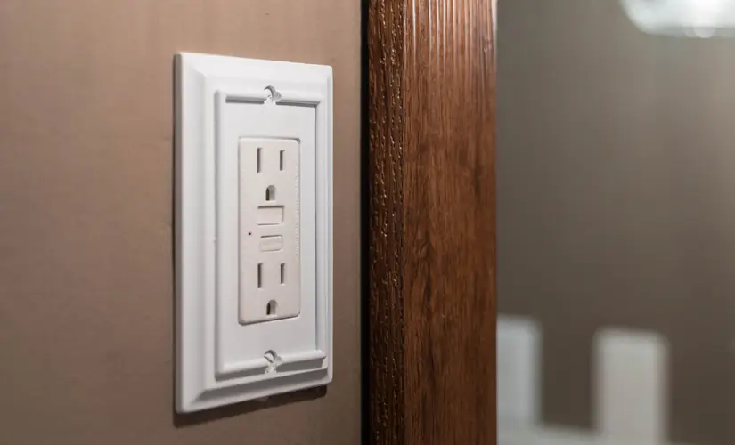 Outdoor weatherproof outlet cover